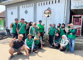 Pemasangan fasilitas cenderamata mahasiswa KKN di Desa Winong