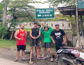 Dokumentasi pemasangan plang petunjuk arah menuju Balai Desa Winong