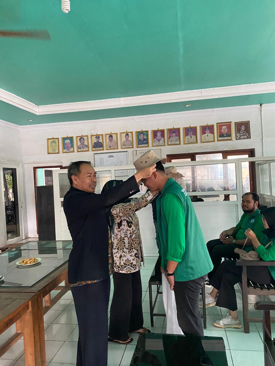 Prosesi simbolis penerimaan mahasiswa KKN-T Universitas Swadaya Gunung Jati Tahun 2026 di Desa Winong